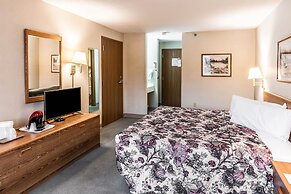 Econo Lodge Inn & Suites