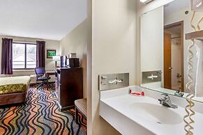 Econo Lodge Inn & Suites