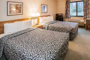 Econo Lodge Inn & Suites