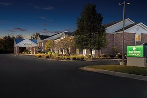 HomeTowne Studios by Red Roof East Lansing - Okemos