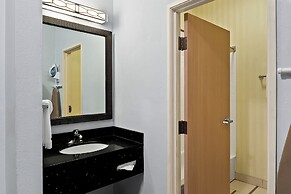 HomeTowne Studios by Red Roof East Lansing - Okemos