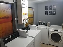 Days Inn & Suites by Wyndham Webster NASA-ClearLake-Houston