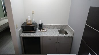 Days Inn & Suites by Wyndham Webster NASA-ClearLake-Houston