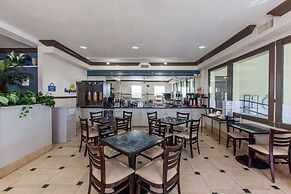 Days Inn & Suites by Wyndham Webster NASA-ClearLake-Houston