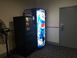 Days Inn & Suites by Wyndham Webster NASA-ClearLake-Houston