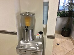 Days Inn & Suites by Wyndham Webster NASA-ClearLake-Houston