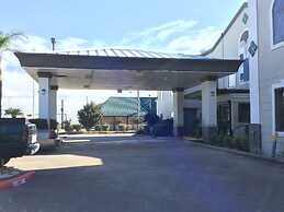 Days Inn & Suites by Wyndham Webster NASA-ClearLake-Houston
