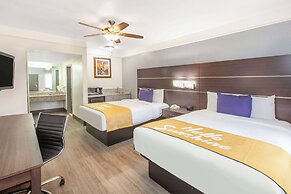 Days Inn & Suites by Wyndham Webster NASA-ClearLake-Houston