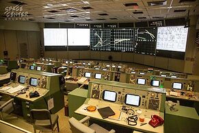Days Inn & Suites by Wyndham Webster NASA-ClearLake-Houston