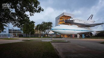 Days Inn & Suites by Wyndham Webster NASA-ClearLake-Houston