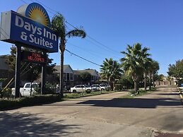 Days Inn & Suites by Wyndham Webster NASA-ClearLake-Houston