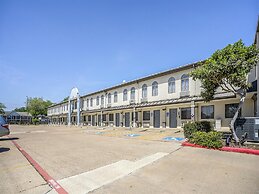 Days Inn & Suites by Wyndham Webster NASA-ClearLake-Houston