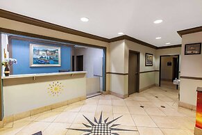 Days Inn & Suites by Wyndham Webster NASA-ClearLake-Houston