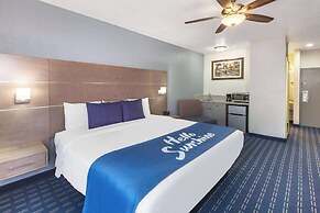 Days Inn & Suites by Wyndham Webster NASA-ClearLake-Houston