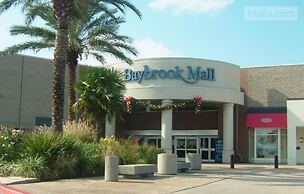 Days Inn & Suites by Wyndham Webster NASA-ClearLake-Houston