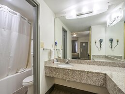 Days Inn & Suites by Wyndham Webster NASA-ClearLake-Houston