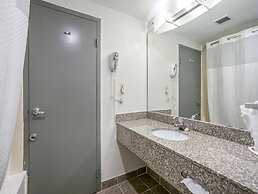 Days Inn & Suites by Wyndham Webster NASA-ClearLake-Houston