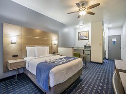 Days Inn & Suites by Wyndham Webster NASA-ClearLake-Houston