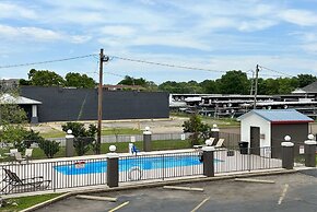 Super 8 by Wyndham Monroe