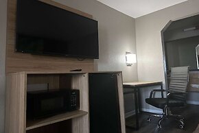 Super 8 by Wyndham Monroe