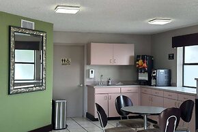 Super 8 by Wyndham Monroe