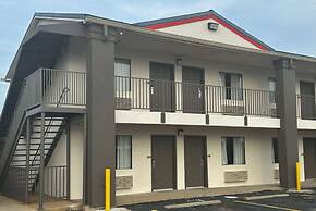 Super 8 by Wyndham Monroe