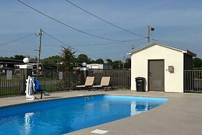 Super 8 by Wyndham Monroe