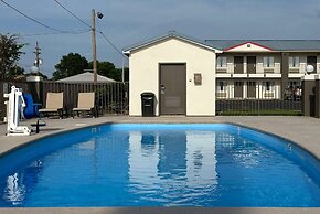 Super 8 by Wyndham Monroe