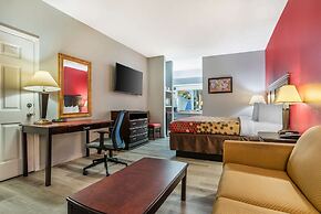 Econo Lodge Inn & Suites