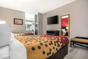 Econo Lodge Inn & Suites