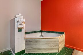 Econo Lodge Inn & Suites