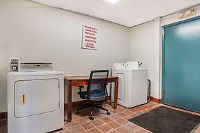 Econo Lodge Inn & Suites