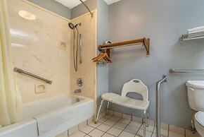 Econo Lodge Inn & Suites