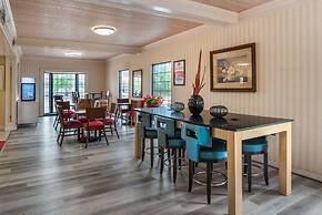 Econo Lodge Inn & Suites