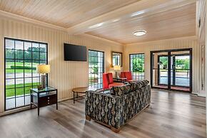 Econo Lodge Inn & Suites