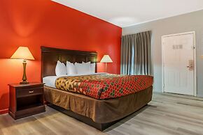 Econo Lodge Inn & Suites