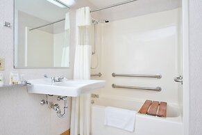 Howard Johnson by Wyndham Lenox