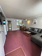 Blue Whale Motor Inn & Apartments