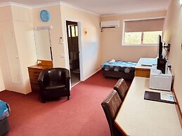 Blue Whale Motor Inn & Apartments