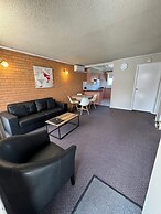 Blue Whale Motor Inn & Apartments