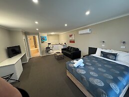 Blue Whale Motor Inn & Apartments