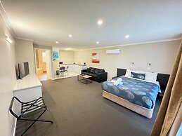 Blue Whale Motor Inn & Apartments