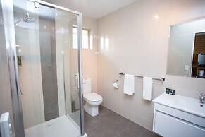 Blue Whale Motor Inn & Apartments