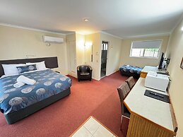 Blue Whale Motor Inn & Apartments