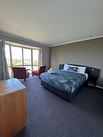 Blue Whale Motor Inn & Apartments