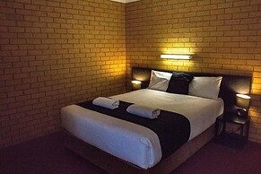 Blue Whale Motor Inn & Apartments