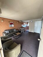 Blue Whale Motor Inn & Apartments