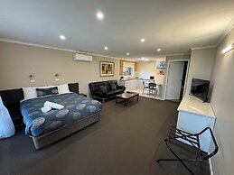 Blue Whale Motor Inn & Apartments