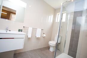 Blue Whale Motor Inn & Apartments