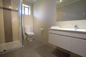 Blue Whale Motor Inn & Apartments